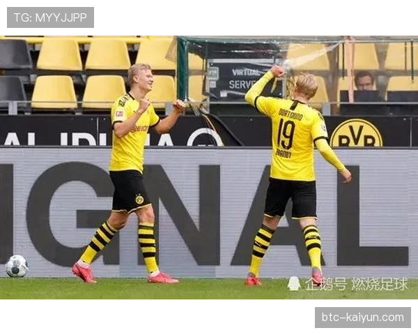 终场哨响,37岁的瓦尔迪走向客队看台鼓掌致意 终场哨响,37岁的瓦尔迪走向客队看台鼓掌致意